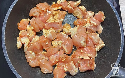 Обжарьте или сварите мясо. Если жарить с чесноком и специями, получается намного вкуснее и сочнее. Мясо предварительно нарежьте на маленькие кусочки.