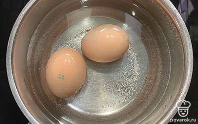 Отварите яйца. 