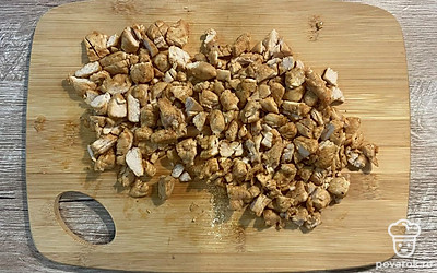 Нарежьте жареное мясо.