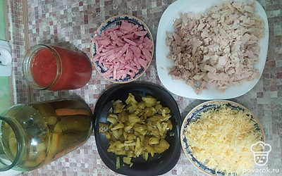 Подготовить начинку: куриное мясо, индейку, колбасу и маринованные огурцы нарезать кубиками, сыр натереть на терке.