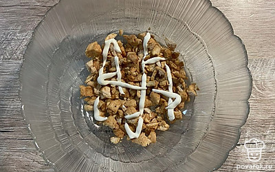 На дно сервировочной тарелки выложите половину жареного или вареного мяса. Заправьте соусом. Я переложила соус в кондитерский пакет для удобства.