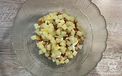 Затем выложите половину нарезанных яиц с ананасом. Смажьте соусом.