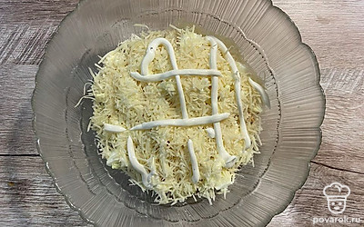 Посыпьте половиной натертого на мелкой терке сыра. Смажьте соусом. А затем повторите все слои, используя оставшуюся половину ингредиентов.