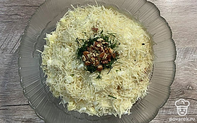 Салат готов! Для красивой подачи используйте свежую зелень и мелко нарезанные грецкие орехи.