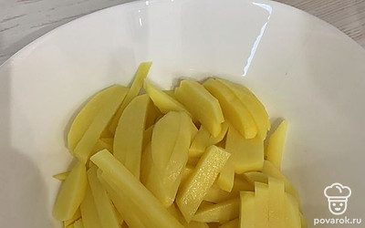 Нарезать тонкой соломкой.