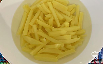 Залить холодной водой, добавить 2 столовые ложки уксуса. Оставить на 5 минут.