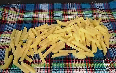 Далее слить воду, картофель выложить на полотенце, даём подсохнуть.