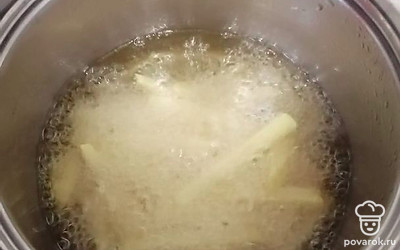 В кастрюлю наливаем 200 мл растительного масла, обжариваем картофель в кипящем масле до золотистой корочки. 