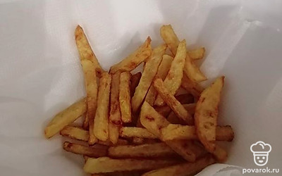 Готовый картофель выкладываем на салфетку, чтобы стек лишний жир. Далее перекладываем в тарелку и падаем на стол.