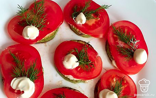 Кабачки по-деревенски с майонезом и томатом — Рецепт с фото