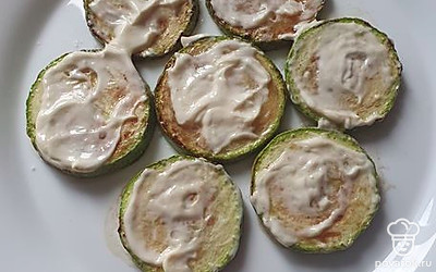 Смазать кабачки майонезом. 