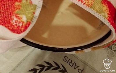 Замесить тесто из сухих ингредиентов.