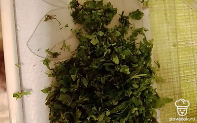 Нарезать зелень.