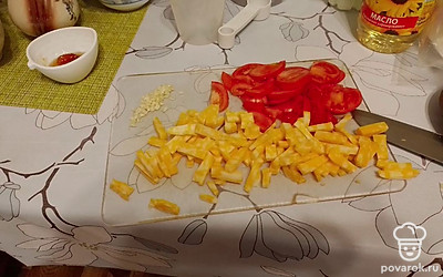 Измельчить чеснок, помидор и сыр.