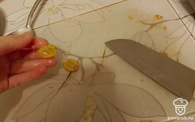 Нарезать оливки.