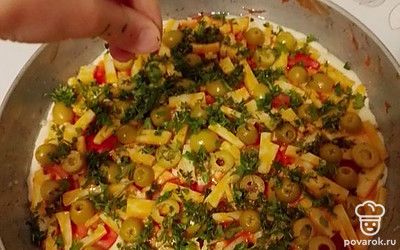 Все уложить на смазанной кетчупом основе.