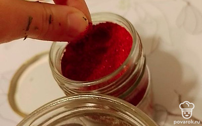 Лучше всего добавить паприку. Она придант очень интересную изюминку.