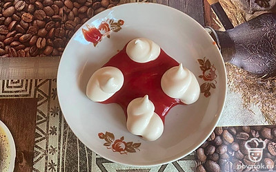 Для смазывания коржа смешиваем майонез и кетчуп.