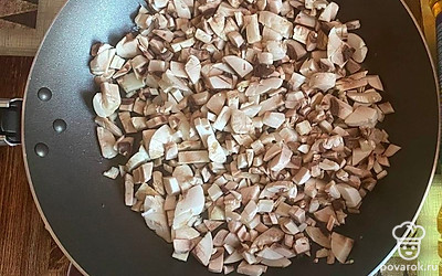 Обжариваем нарезанные шампиньоны на небольшом количество масла в течение 15 минут.