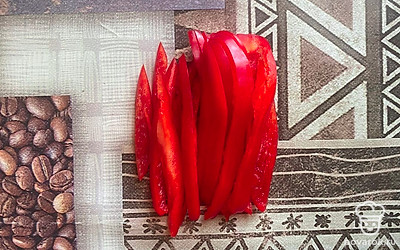 Нарезаем кубиками вымытый болгарский перец.