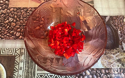 Выкладываем нарезанное в салатник.