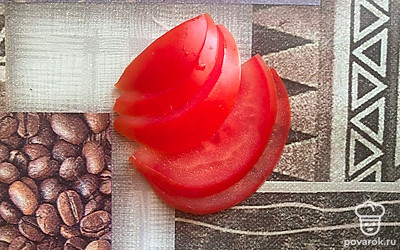 Режем также кубиками вымытый томат. 