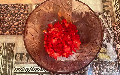 Его тоже отправляем в салатник.