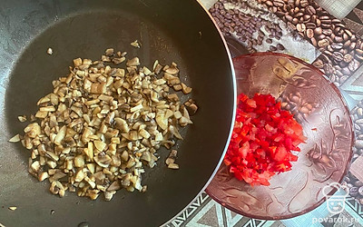 Готовые грибы выкладываем в салатник, перемешиваем.