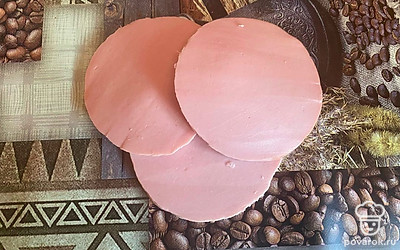 Несколько ломтиков докторской колбасы освобождаем от слюды.