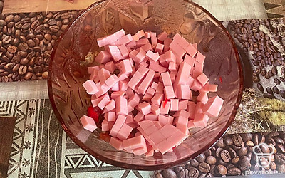 Нарезаем колбасу кубиками и отправляем в салатник.