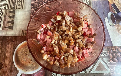 Обжаренное мясо тоже отправляем в салатник.