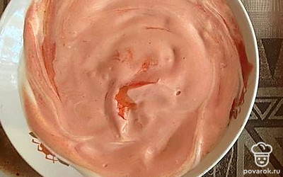 Корж смазываем смесью из майонеза и кетчупа.