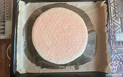 На противень выкладываем лист пергамента. Немного смазываем его маслом. Укладываем корж.