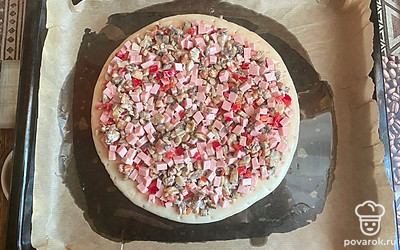 На корже размещаем начинку из салатника. Лучше оставлять по 0,5 сантиметра по краям. Ставим в духовой шкаф на 20 минут при температуре 180 градусов.