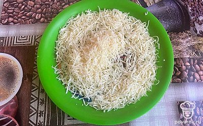 Сыр натираем на мелкой терке.