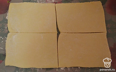 Готовое слоеное тесто раскатываем в пласт и режем на квадратики.
