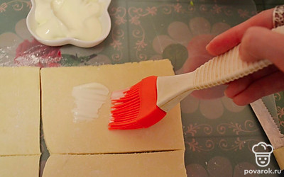 Смазываем тесто майонезом.