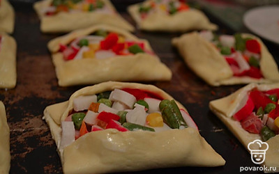 Выкладываем начинку и подворачиваем краешки. Выпекаем минут 15.