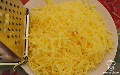 Трем сыр на терке и посыпаем за 5 минут до готовности.