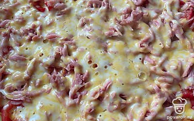 Кабачковая пицца с томатом, сыром и колбасой — Рецепт с фото