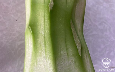 Кабачок очищаем.