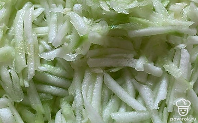 Натираем кабачок на крупной терке.