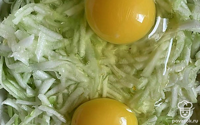 Добавляем яйцо.