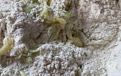 Хорошо перемешиваем и добавляем муку.