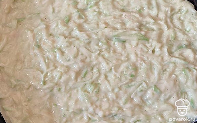 Готовое тесто выкладываем на сковородку, ставим на маленький огонь под крышку.