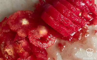 В это время нарезаем помидор.