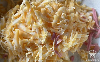 Измельчаем сыр на крупной терке.