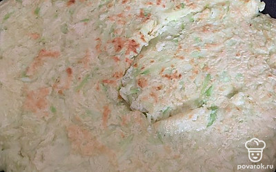 Тесто переворачиваем.