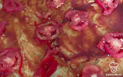 Сверху выкладываем помидоры. 