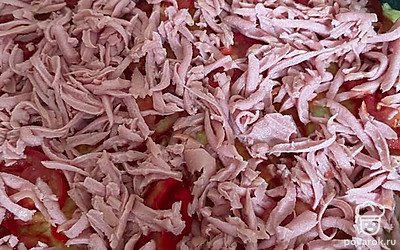 Помидоры накрываем колбасой.